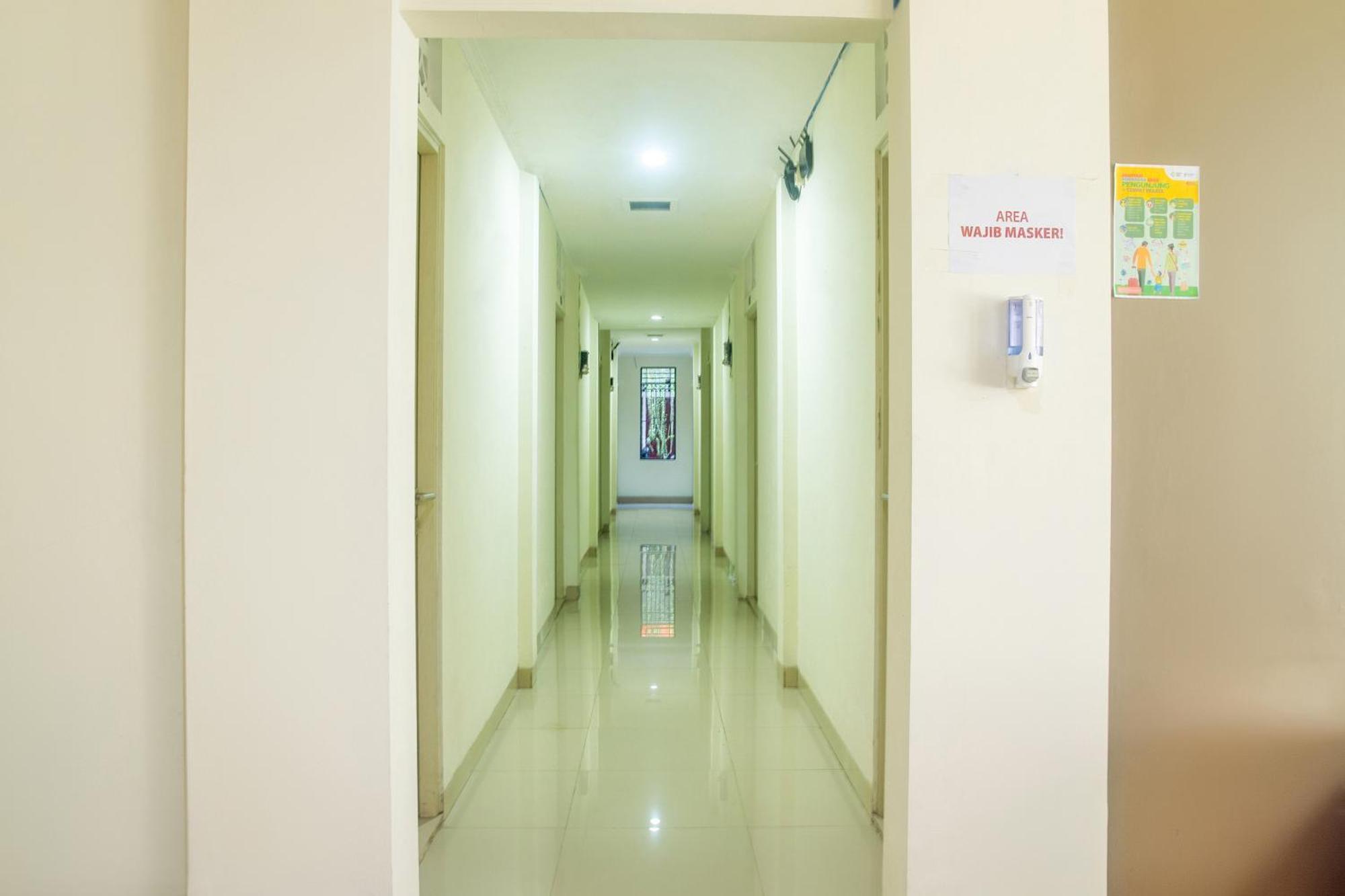 Urbanview Hotel Minongga Pondok Labu By Reddoorz Jakarta Ngoại thất bức ảnh